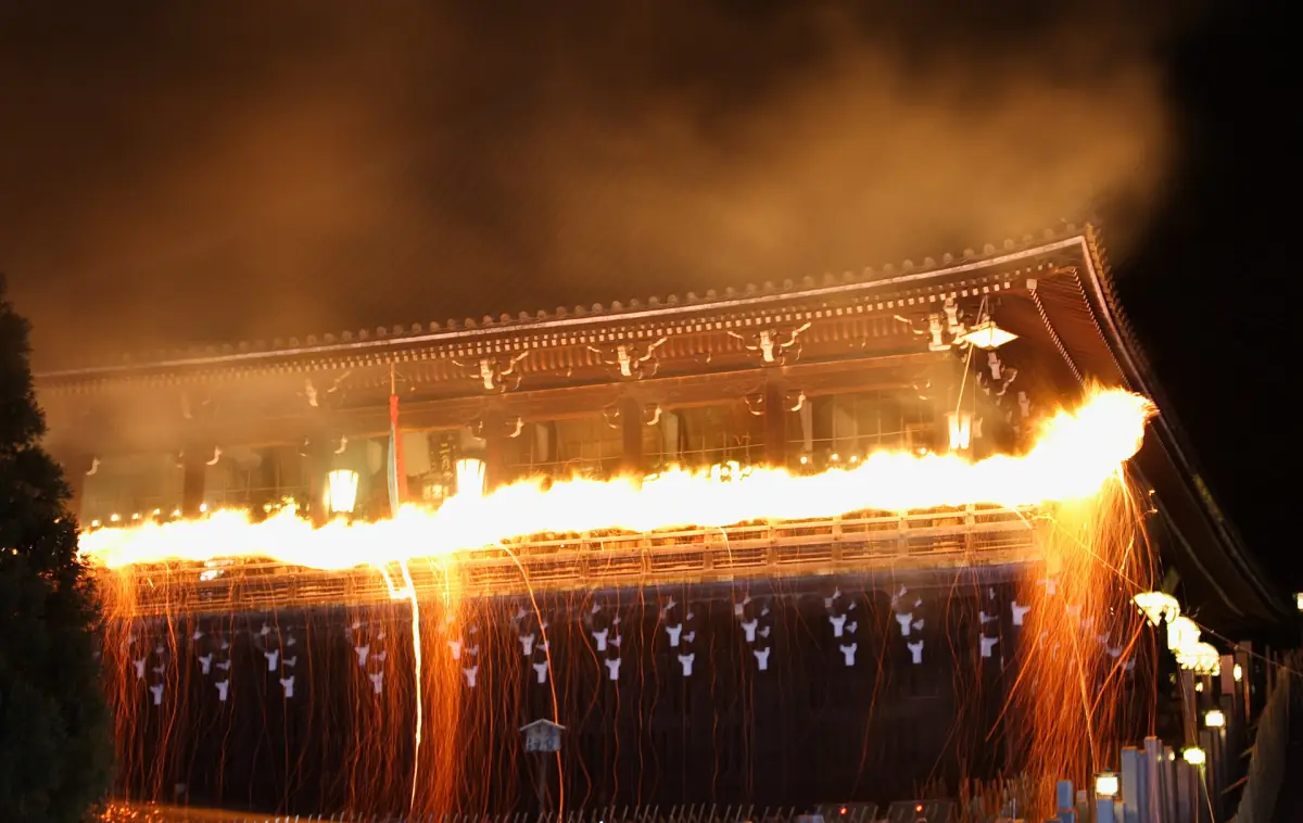 Burning torches on the Nigatsudo balcony during the Omizutori
