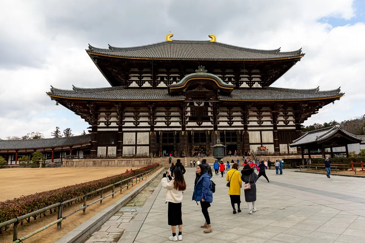 Visitors in front of the Daibutsuden